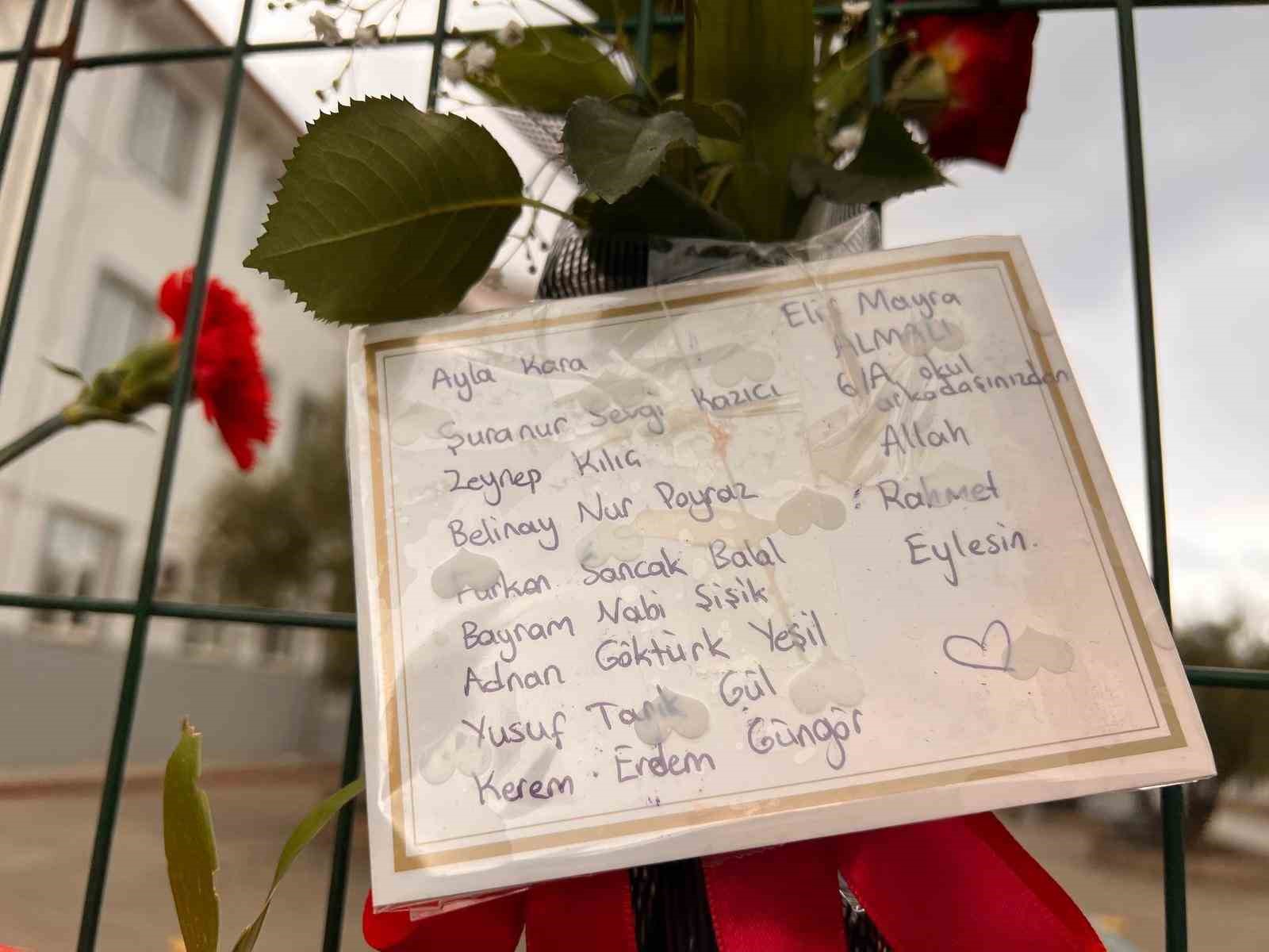 Saldırının yaşandığı okul önündeki yazılar ve görseller görenleri duygulandırıyor
