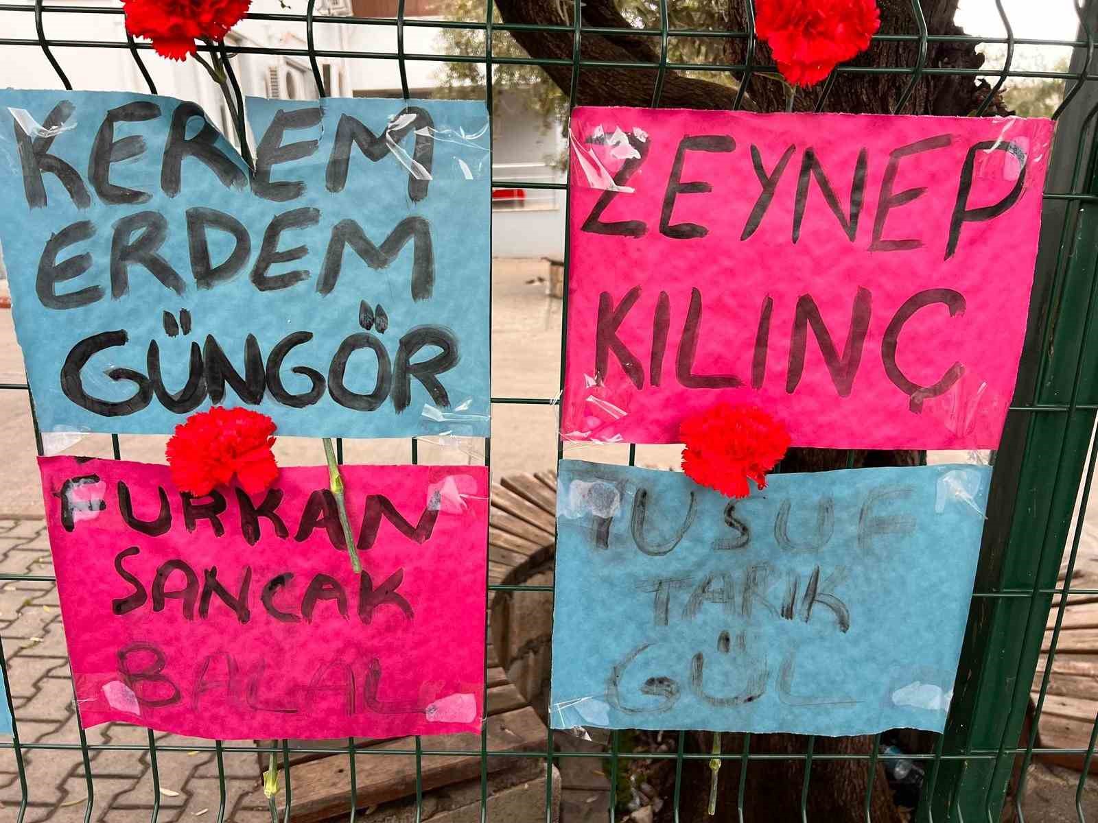 Saldırının yaşandığı okul önündeki yazılar ve görseller görenleri duygulandırıyor
