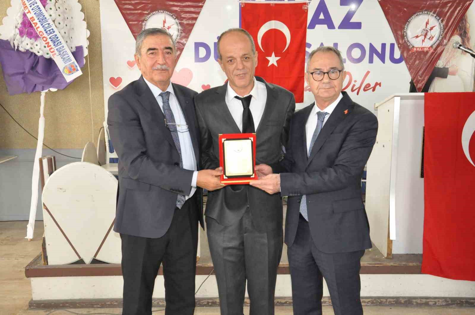 Salihli Elektrikçiler Odası’nda yeni başkan Bilgiç oldu
Salihli Elektrikçiler Odası’nda yeni başkan Bilgiç oldu