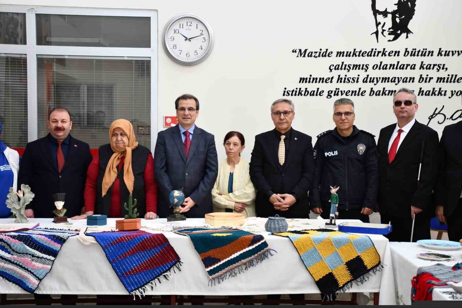 Salihli huzurevi sakinleri hünerlerini sergiledi
