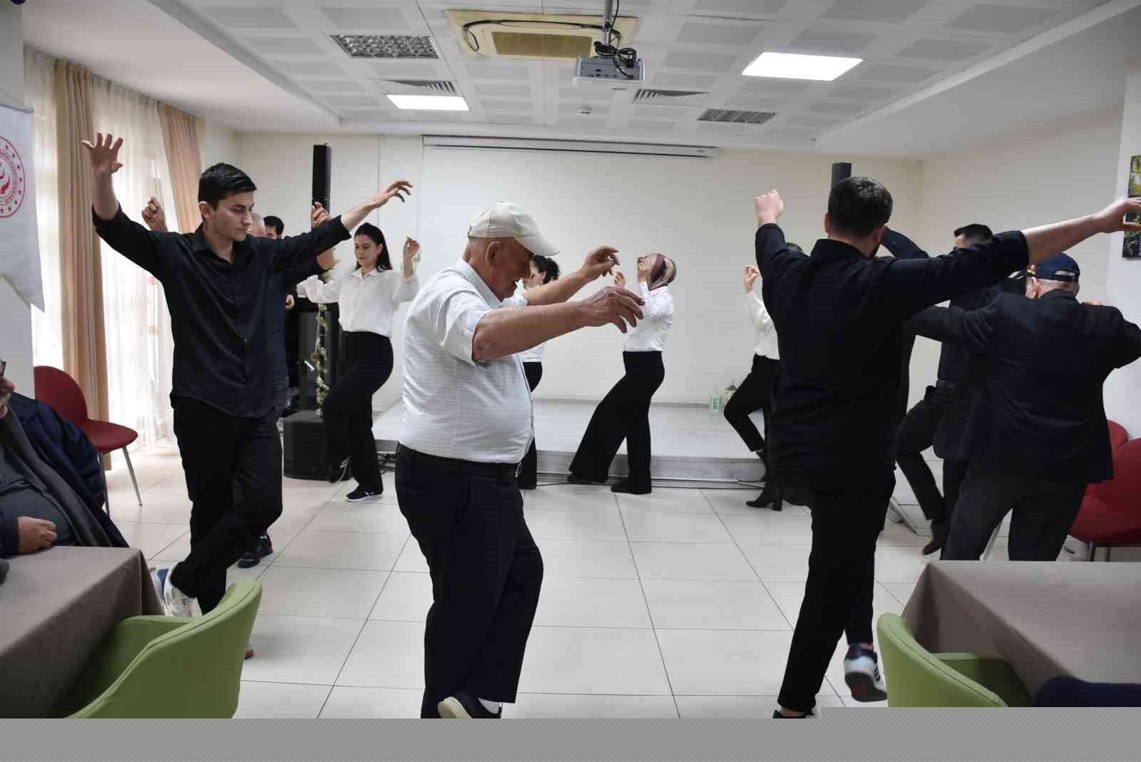 Salihli huzurevi sakinleri hünerlerini sergiledi
