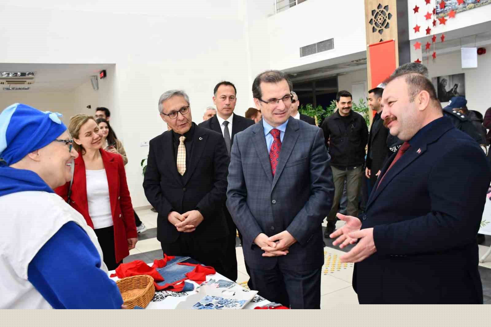 Salihli huzurevi sakinleri hünerlerini sergiledi
