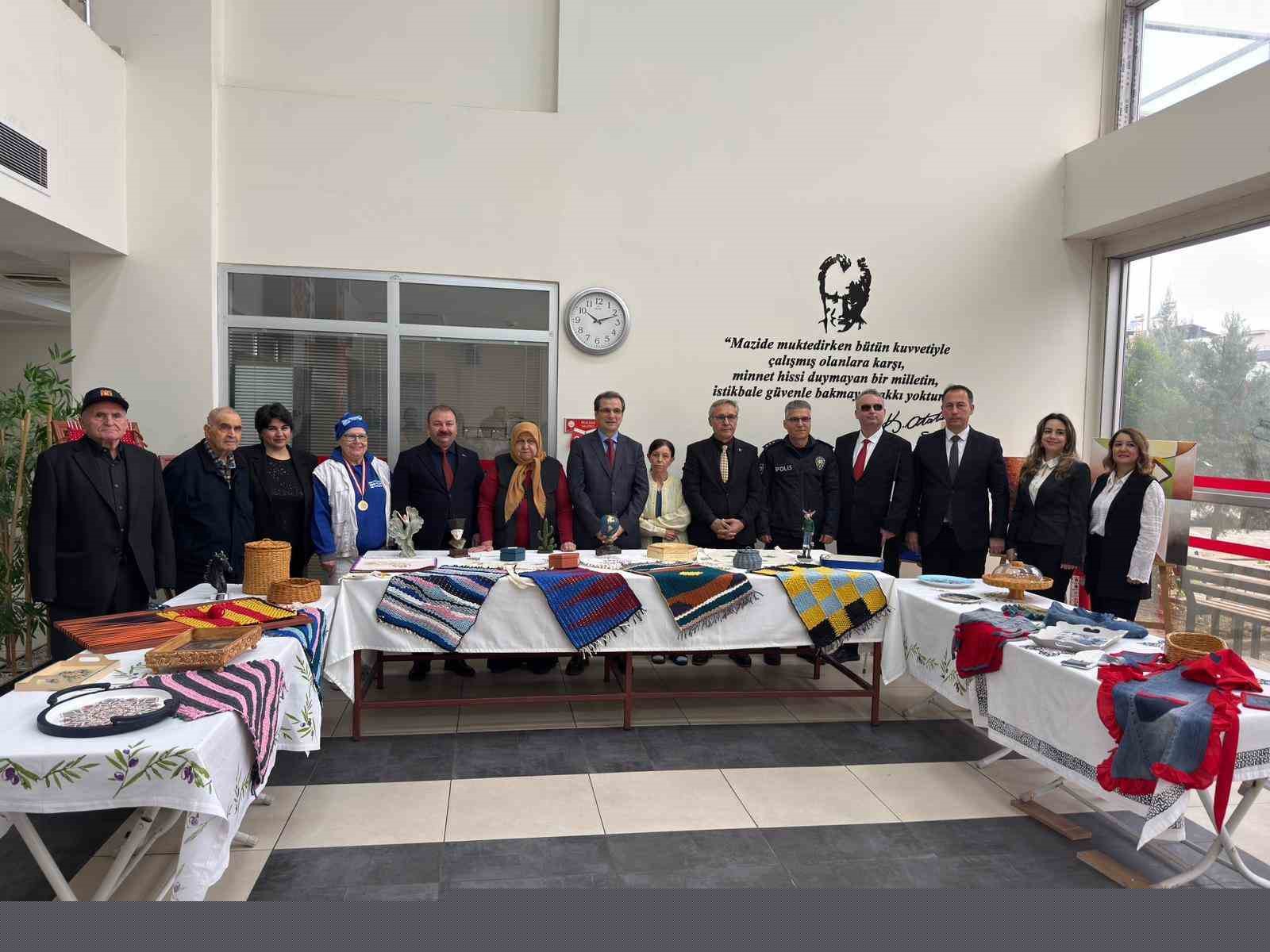 Salihli huzurevi sakinleri hünerlerini sergiledi
