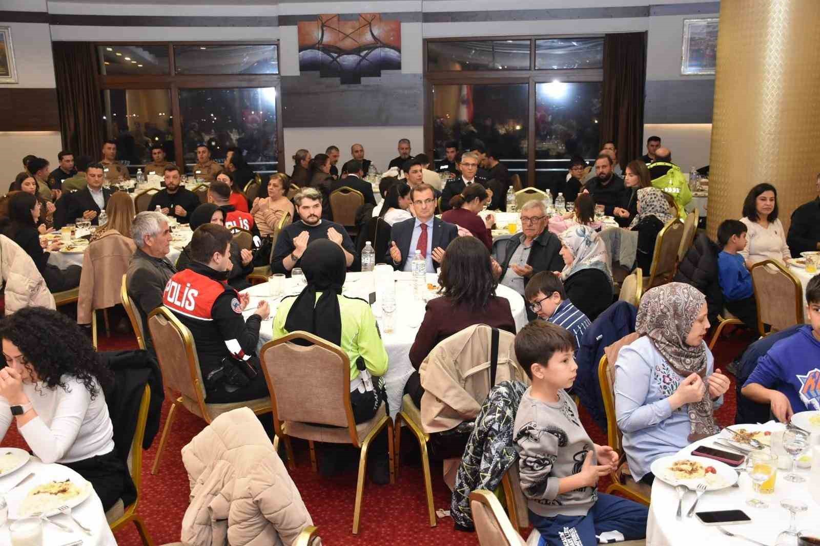 Salihli İlçe Emniyet, şehit aileleri ve gazileri iftar sofrasında ağırladı
