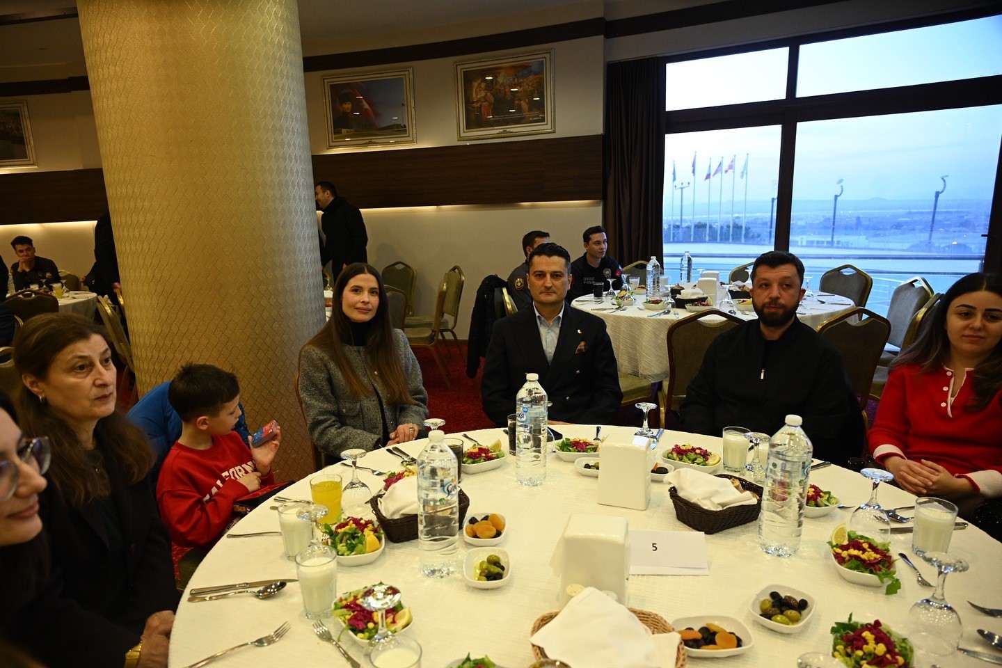 Salihli İlçe Emniyet, şehit aileleri ve gazileri iftar sofrasında ağırladı
