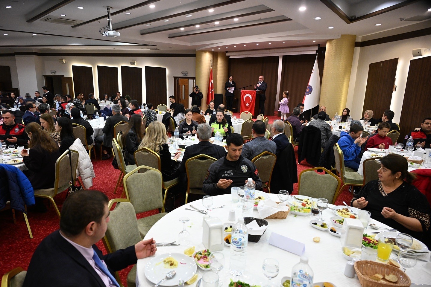 Salihli İlçe Emniyet, şehit aileleri ve gazileri iftar sofrasında ağırladı
