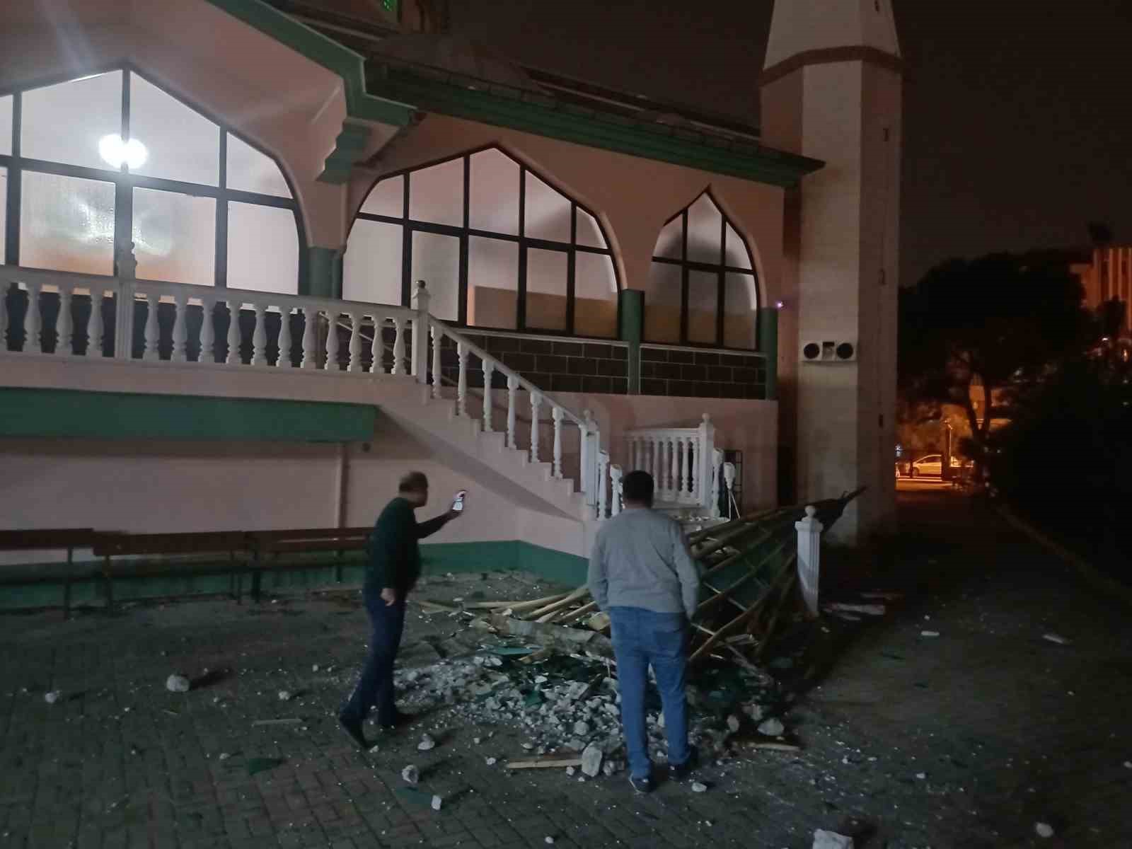 Salihli ilçesini fırtına vurdu, minarenin külahı koptu, çok sayıda ağaç devrildi
