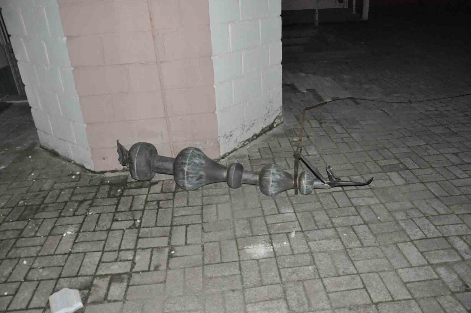 Salihli ilçesini fırtına vurdu, minarenin külahı koptu, çok sayıda ağaç devrildi
