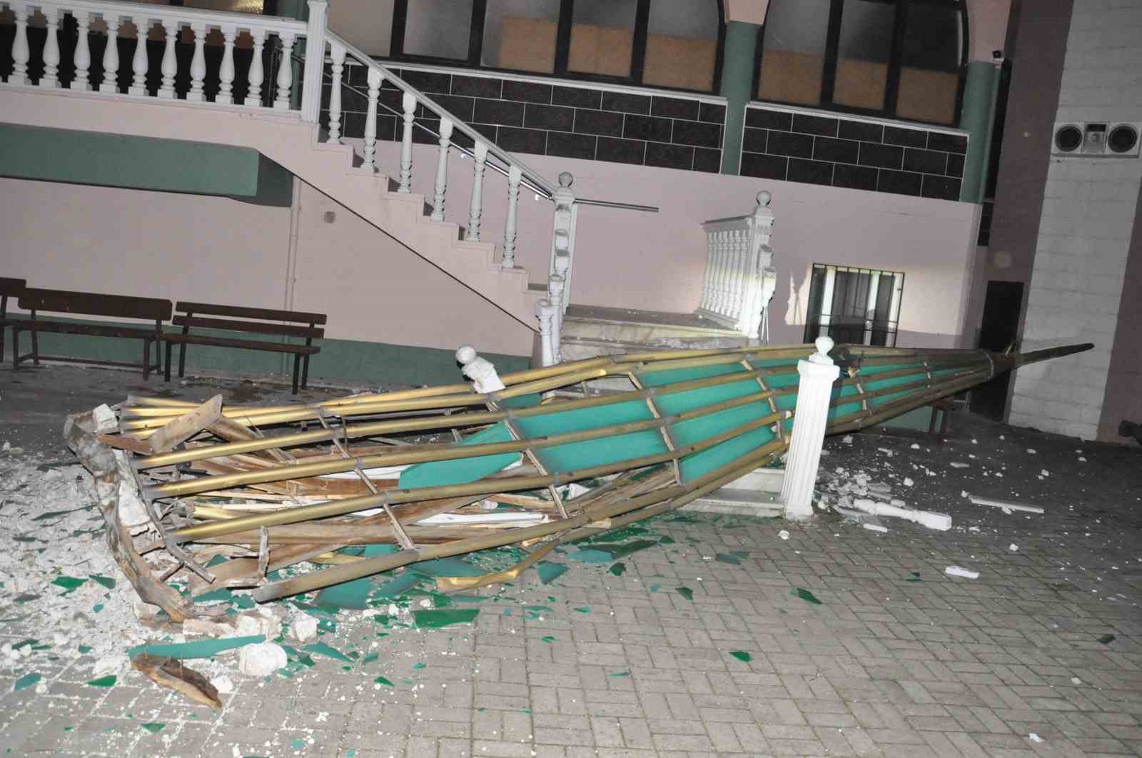 Salihli ilçesini fırtına vurdu, minarenin külahı koptu, çok sayıda ağaç devrildi
