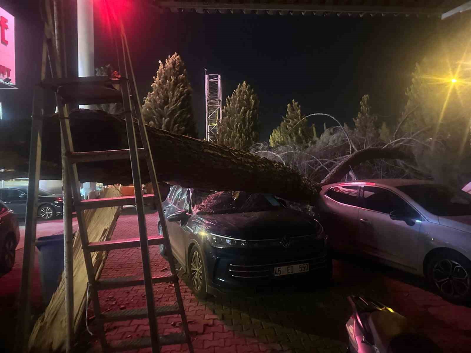 Salihli ilçesini fırtına vurdu, minarenin külahı koptu, çok sayıda ağaç devrildi
