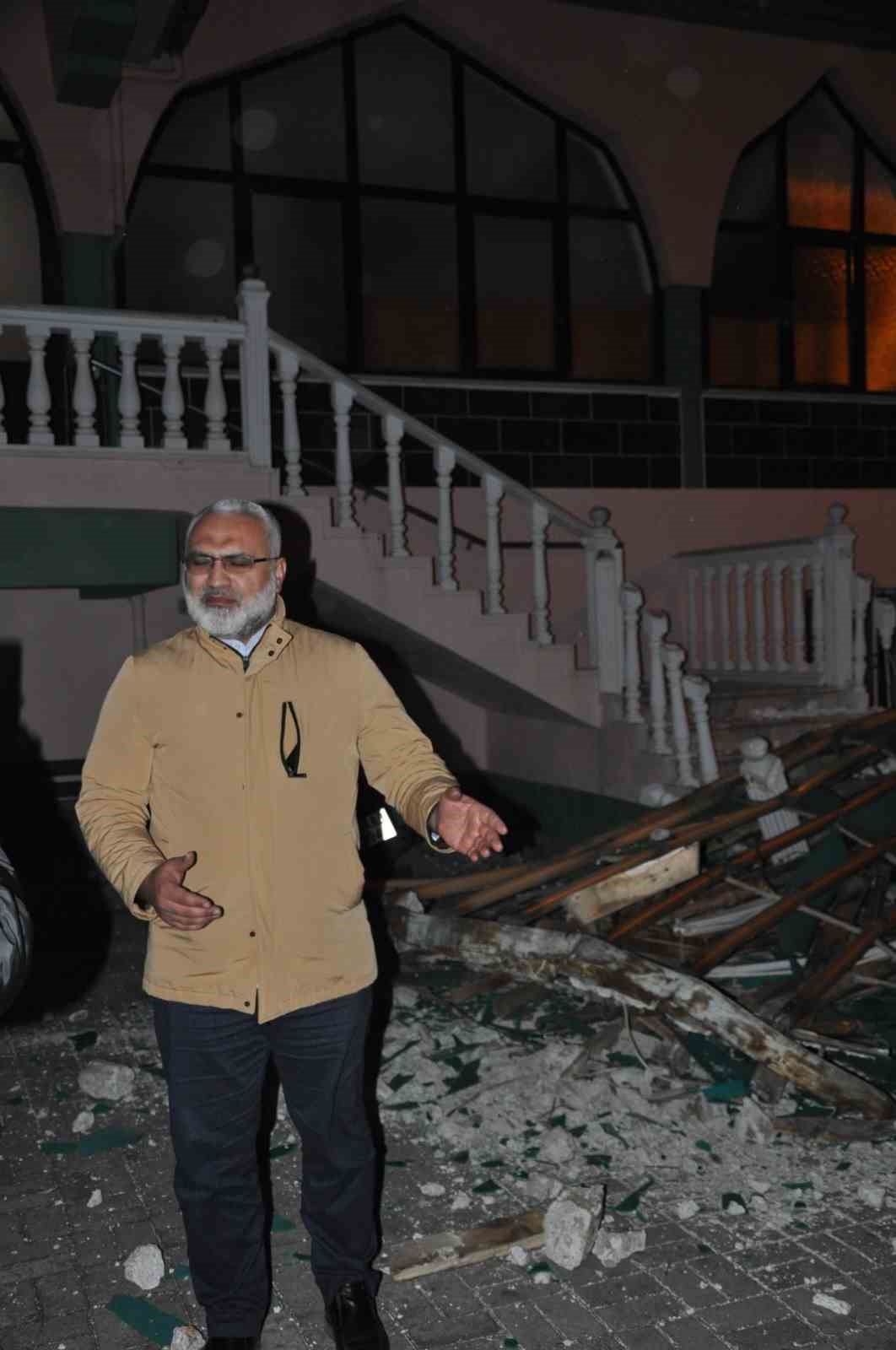 Salihli ilçesini fırtına vurdu, minarenin külahı koptu, çok sayıda ağaç devrildi
