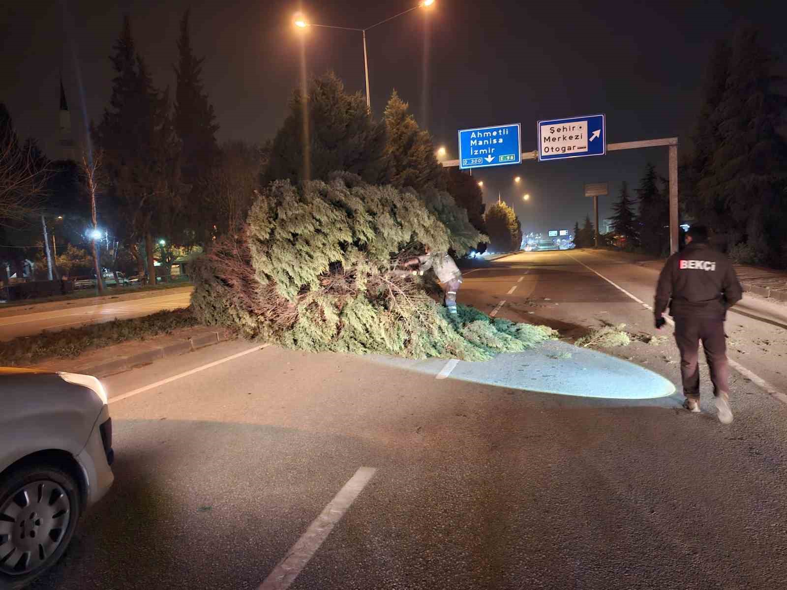 Salihli ilçesini fırtına vurdu, minarenin külahı koptu, çok sayıda ağaç devrildi
