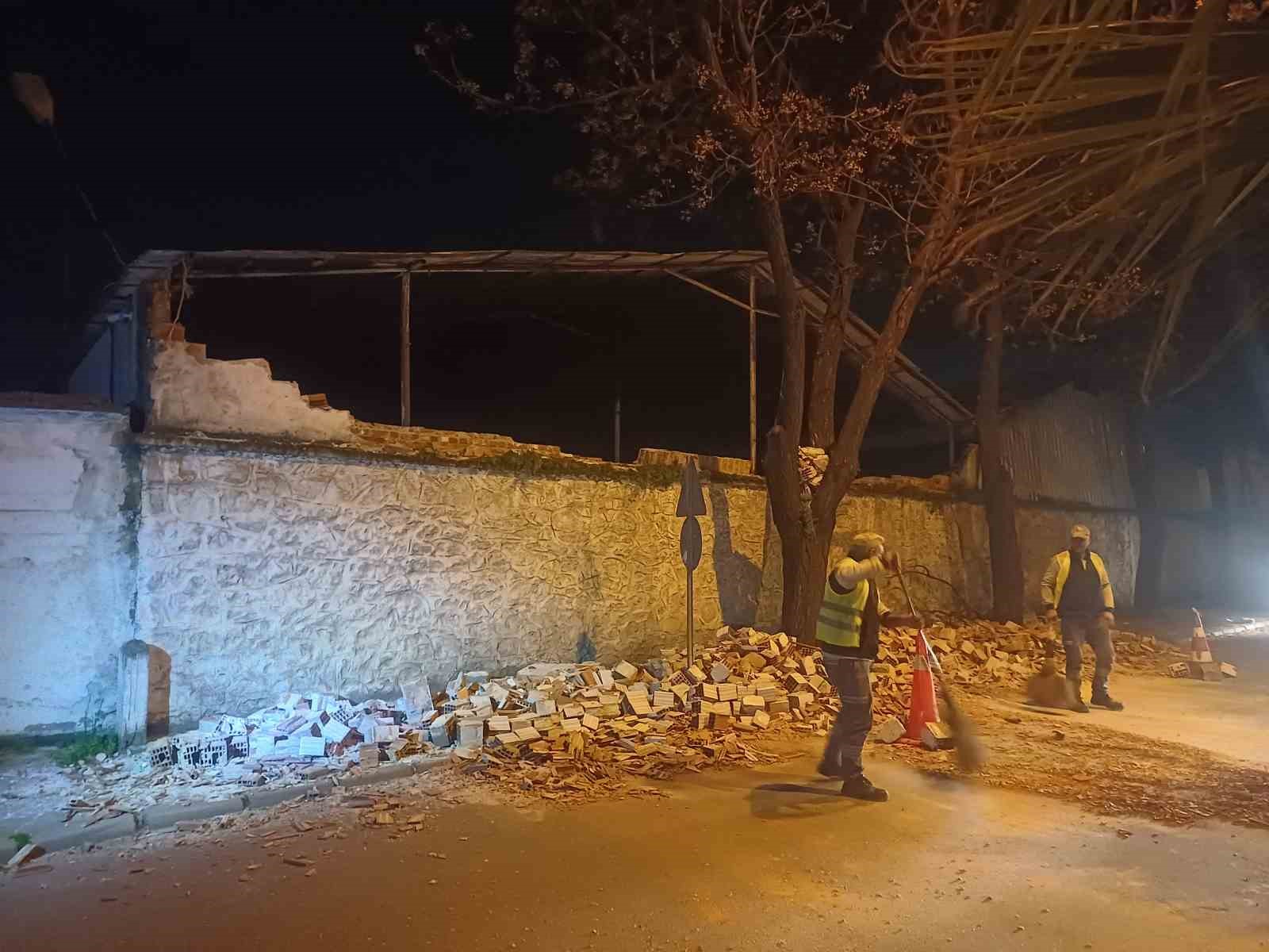 Salihli ilçesini fırtına vurdu, minarenin külahı koptu, çok sayıda ağaç devrildi
