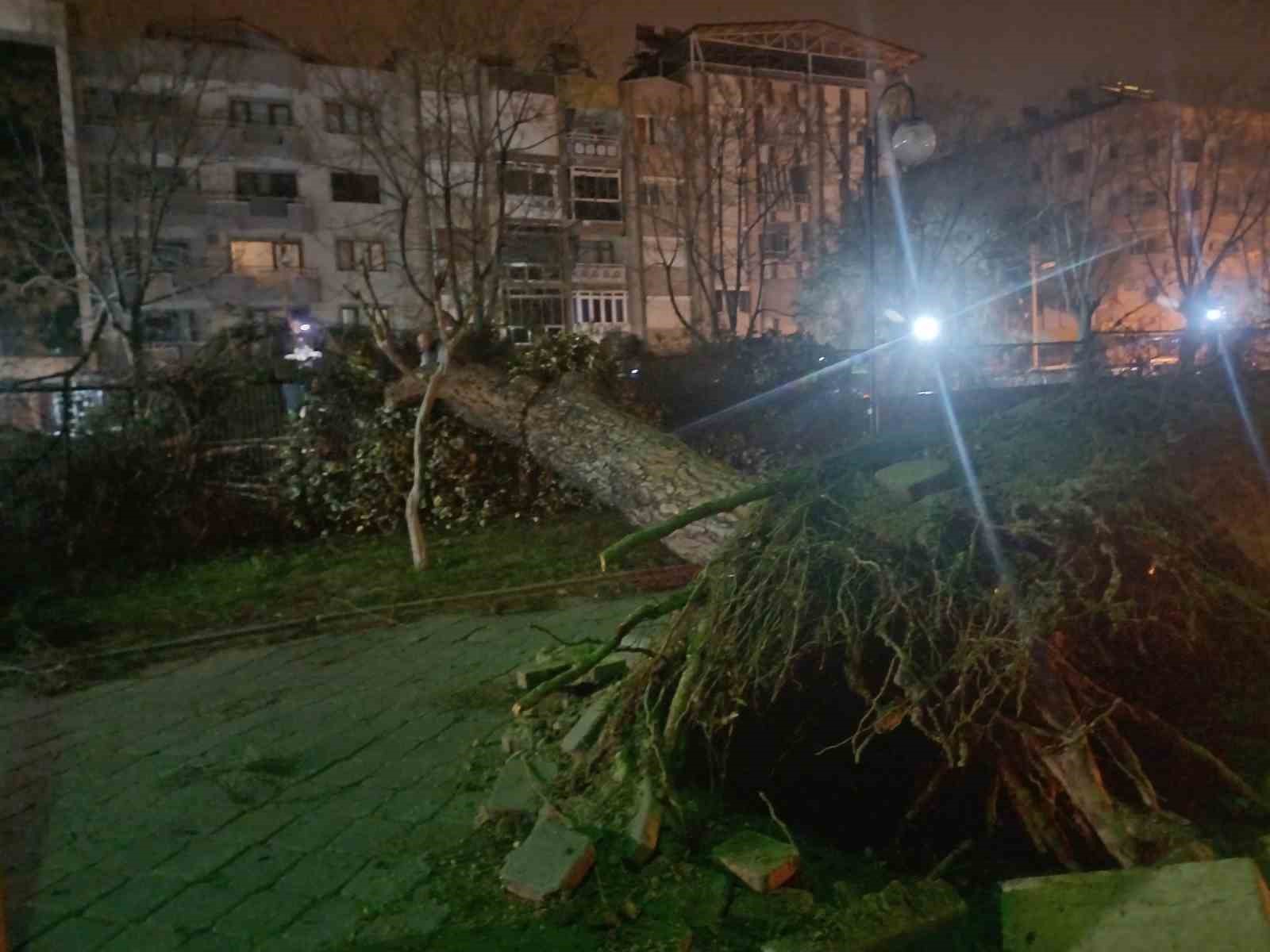 Salihli ilçesini fırtına vurdu, minarenin külahı koptu, çok sayıda ağaç devrildi
