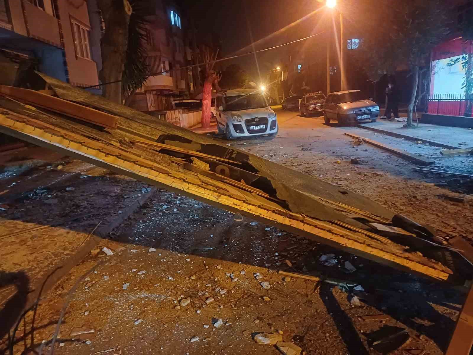 Salihli ilçesini fırtına vurdu, minarenin külahı koptu, çok sayıda ağaç devrildi
