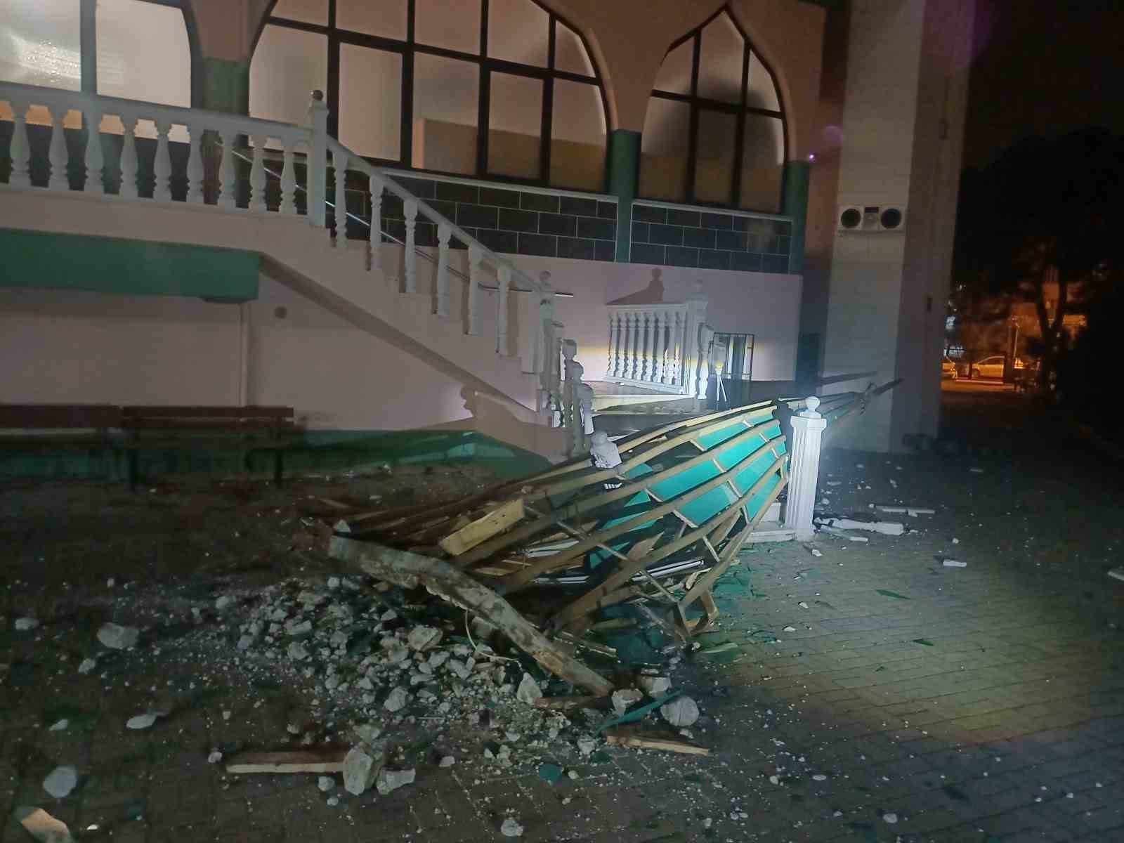 Salihli ilçesini fırtına vurdu, minarenin külahı koptu, çok sayıda ağaç devrildi
