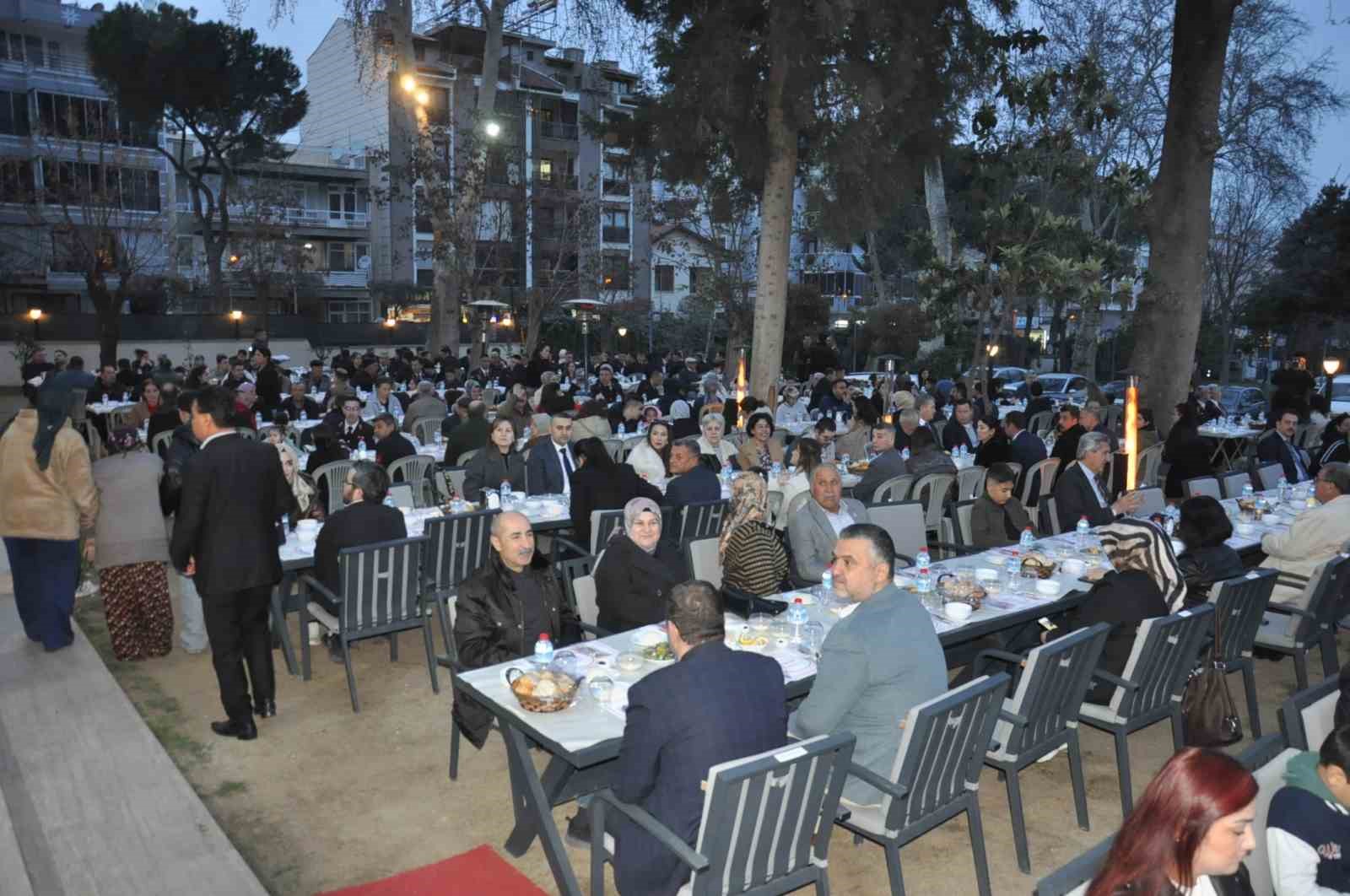 Salihli jandarma, şehit aileleri ve gazileri iftar sofrasında ağırladı
