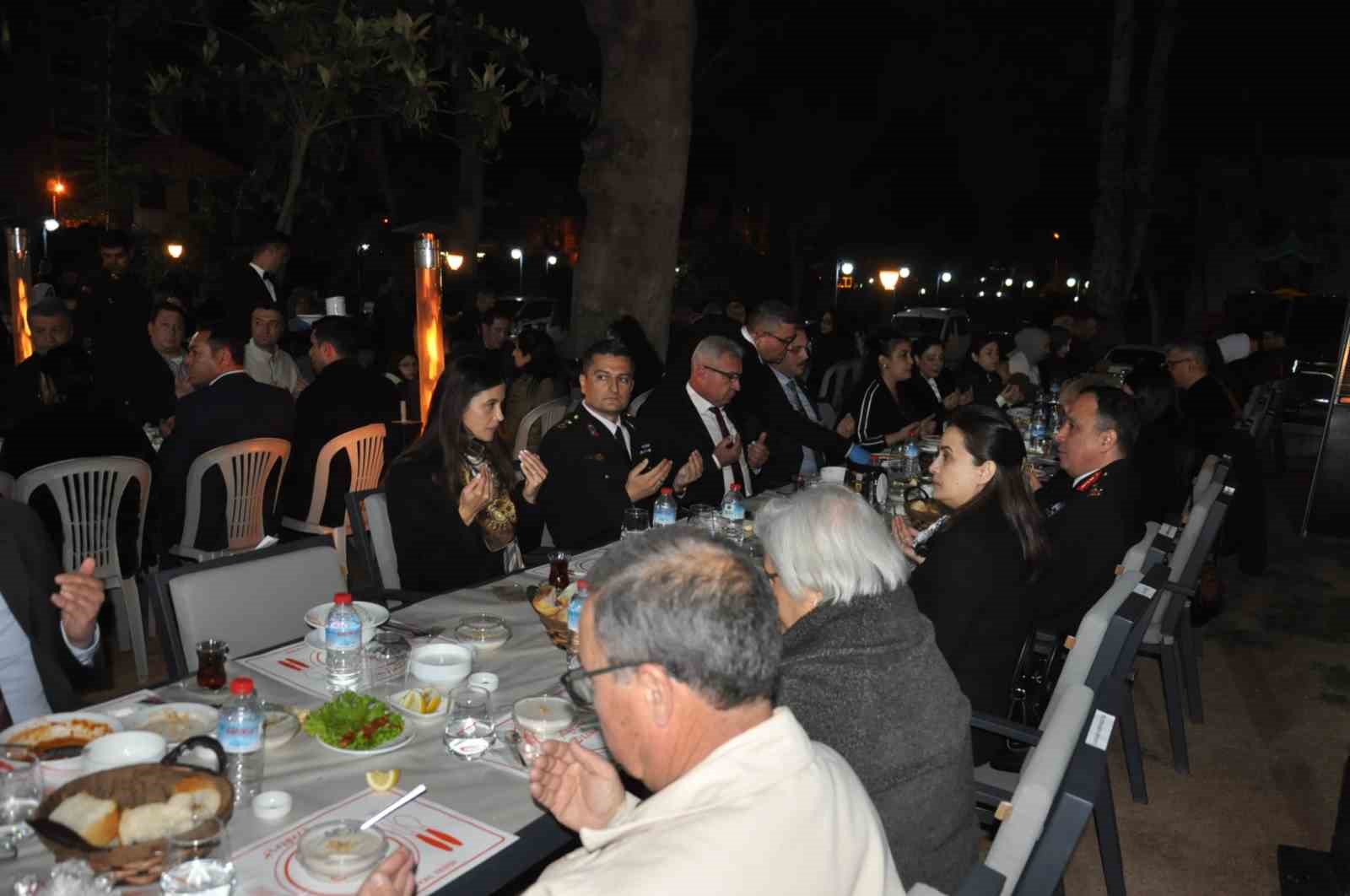 Salihli jandarma, şehit aileleri ve gazileri iftar sofrasında ağırladı
