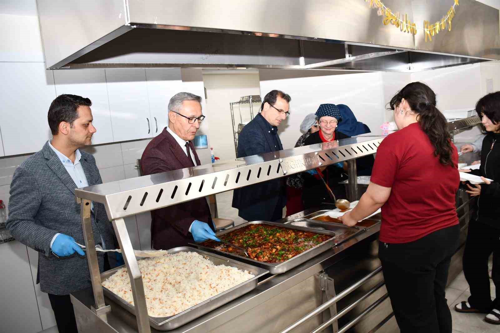 Salihli Kaymakamı Güldoğan, öğrencilerle iftar yaptı
