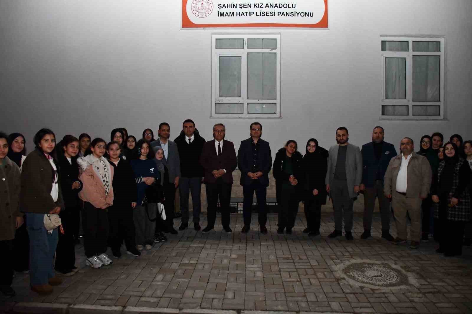 Salihli Kaymakamı Güldoğan, öğrencilerle iftar yaptı
