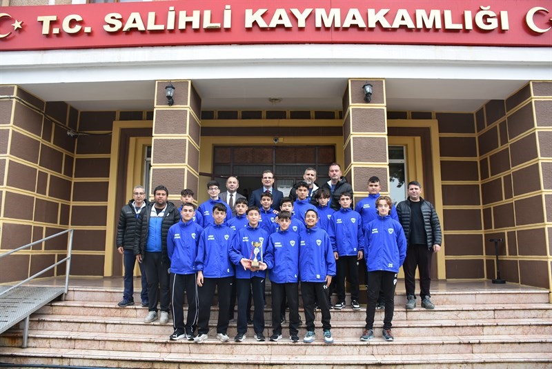 Salihli Kaymakamı Güldoğan, şampiyonları ağırladı
