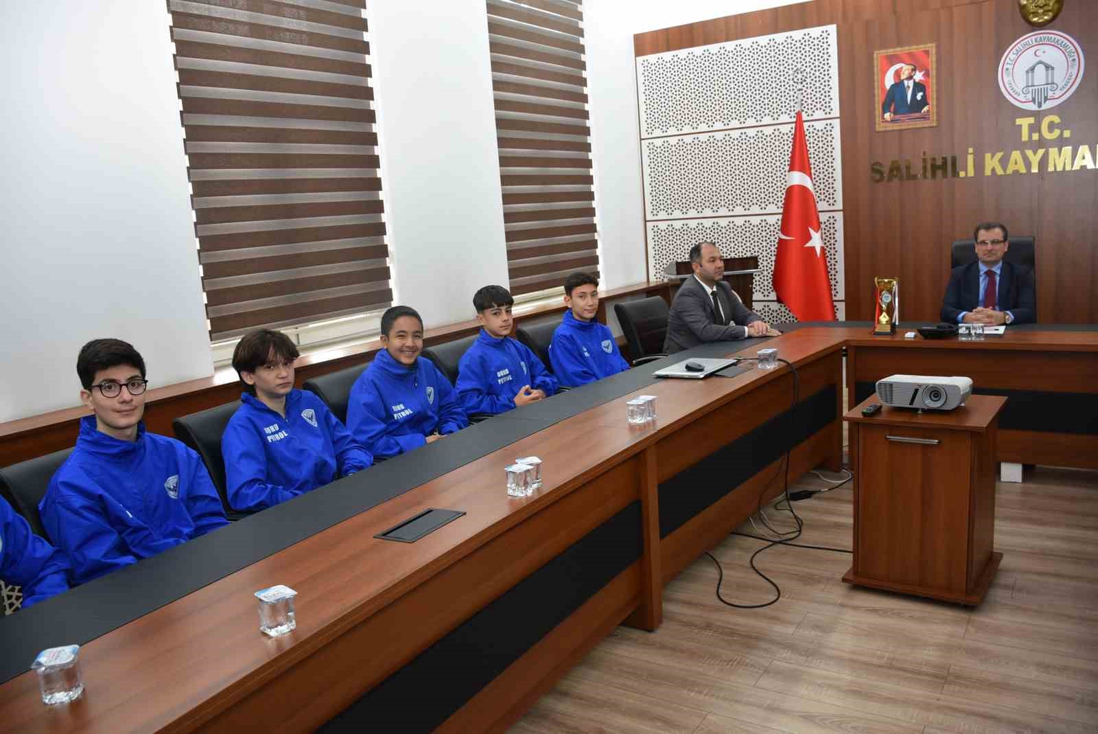 Salihli Kaymakamı Güldoğan, şampiyonları ağırladı
