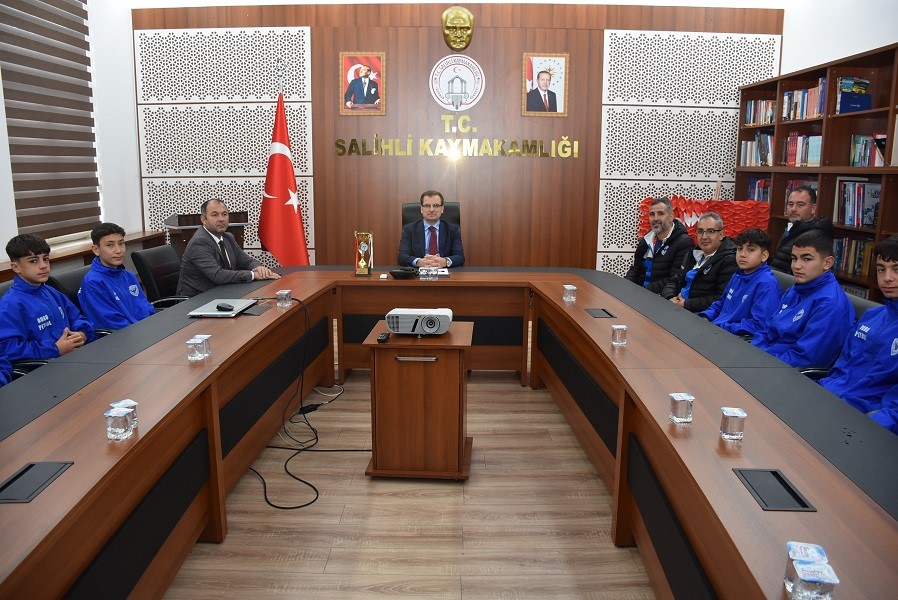 Salihli Kaymakamı Güldoğan, şampiyonları ağırladı
