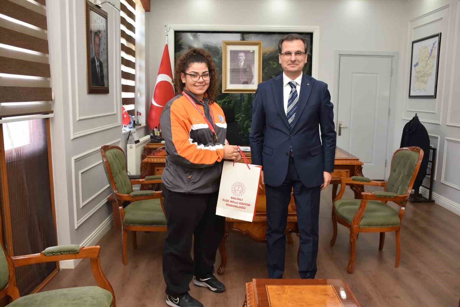 Salihli Kaymakamı Güldoğan, Türkiye Şampiyonu öğrenciyi ağırladı
