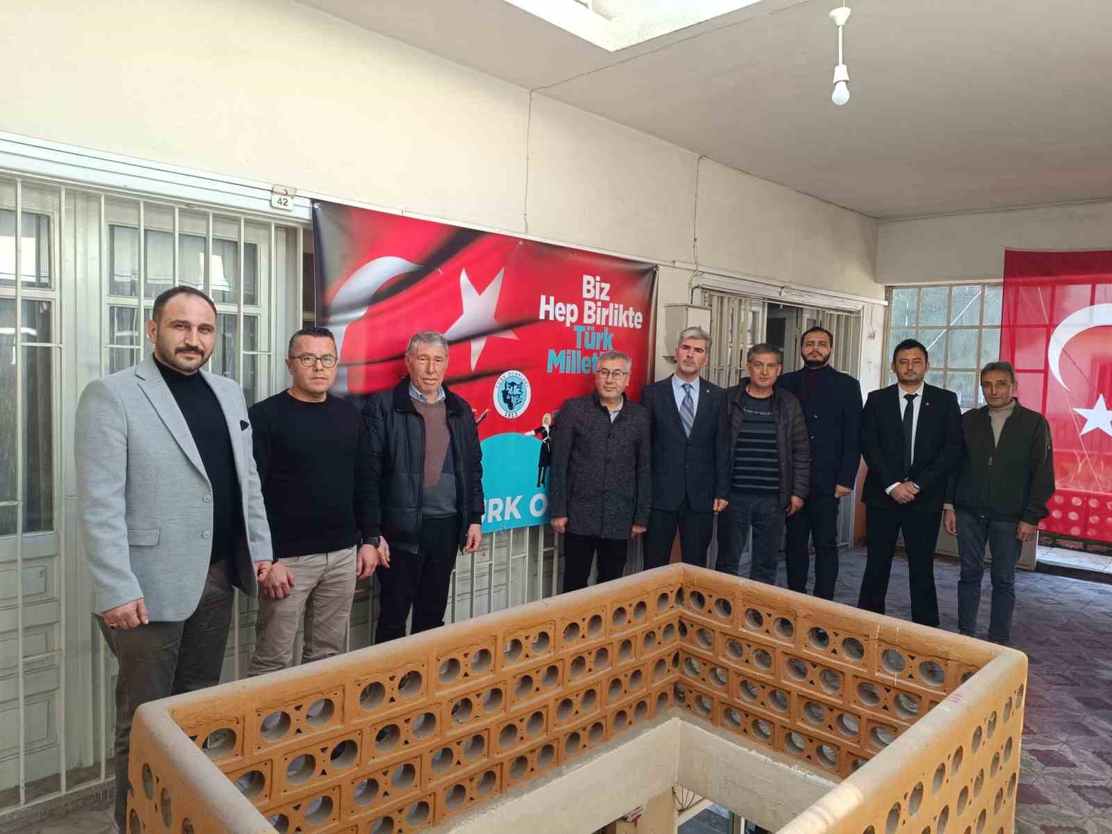 Salihli Türk Ocakları’nda Ednan Aras güven tazeledi
Salihli Türk Ocakları’nda Ednan Aras güven tazeledi