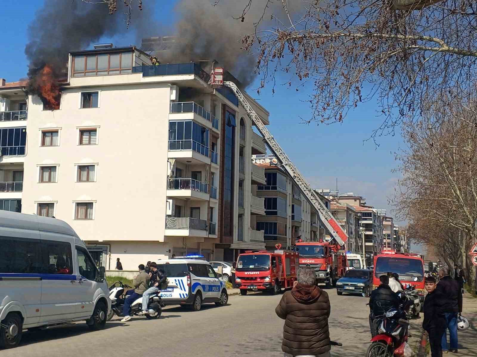 Salihli’de 4 katlı bina alevlere teslim oldu
