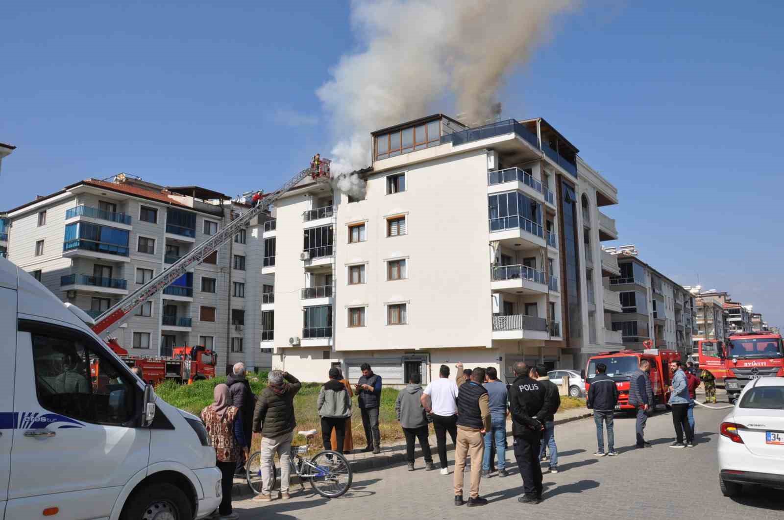 Salihli’de 4 katlı bina alevlere teslim oldu
