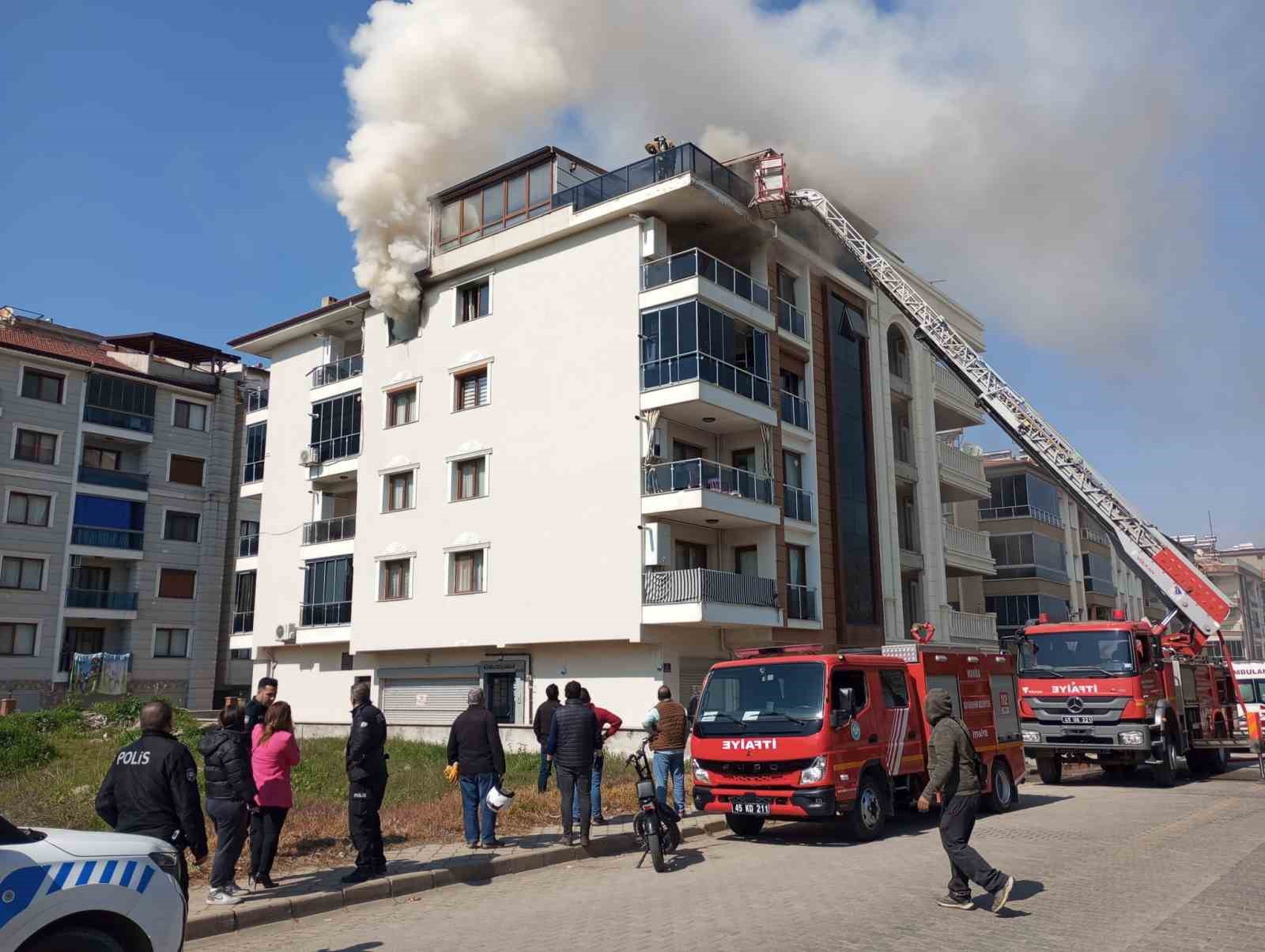 Salihli’de 4 katlı bina alevlere teslim oldu
