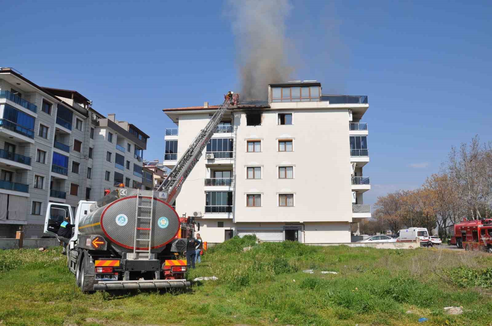 Salihli’de 4 katlı bina alevlere teslim oldu
