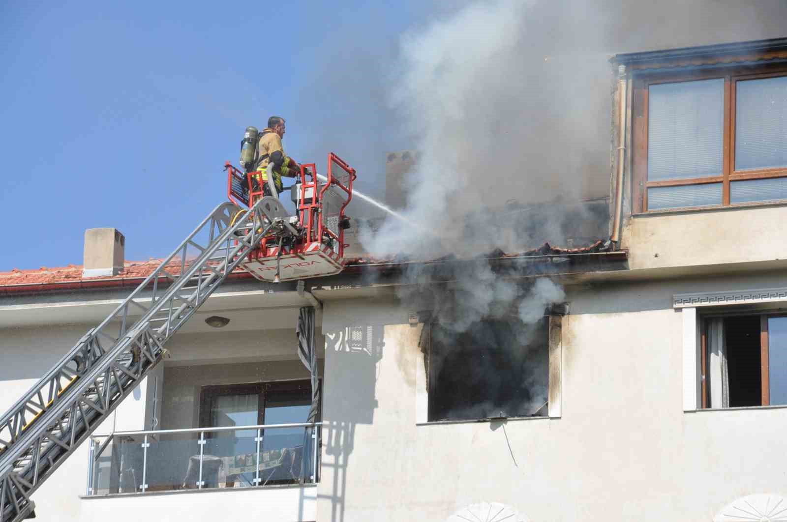 Salihli’de 4 katlı bina alevlere teslim oldu
