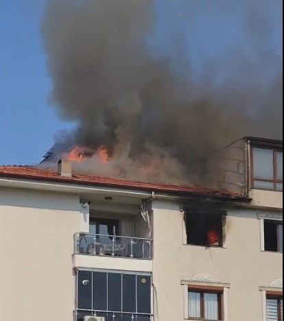 Salihli’de 4 katlı bina alevlere teslim oldu
