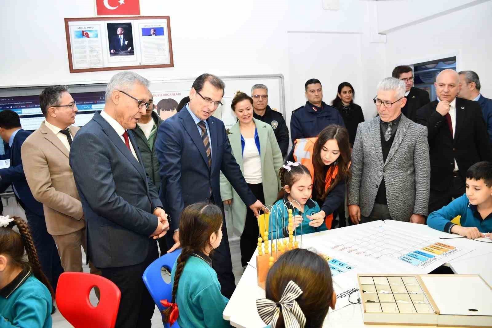 Salihli’de bilim ve teknolojiye yeni adım
Salihli’de bilim ve teknolojiye yeni adım