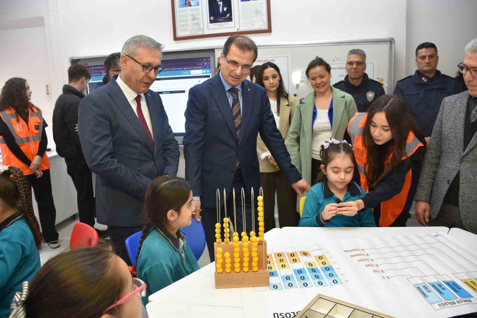 Salihli’de bilim ve teknolojiye yeni adım
Salihli’de bilim ve teknolojiye yeni adım