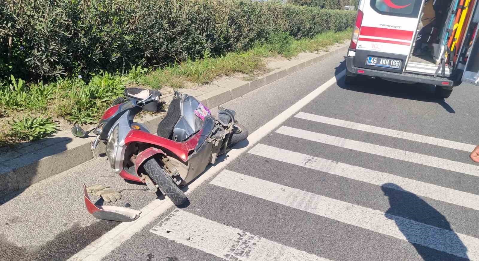 Salihli’de ekobis ve motosiklet çarpıştı: 3 yaralı
