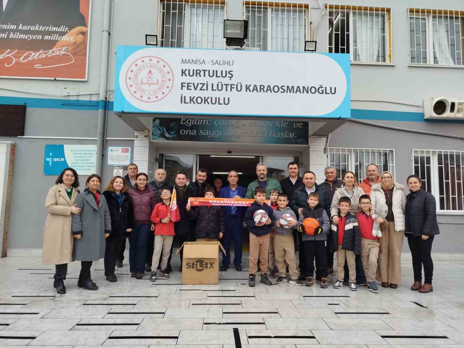 Salihli’de Galatasaraylı taraftarlardan eğitime spor malzemesi desteği
