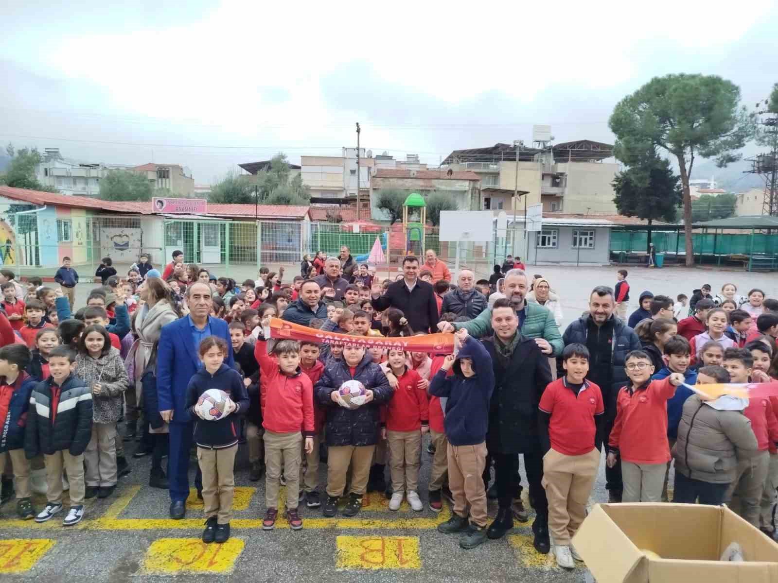 Salihli’de Galatasaraylı taraftarlardan eğitime spor malzemesi desteği
