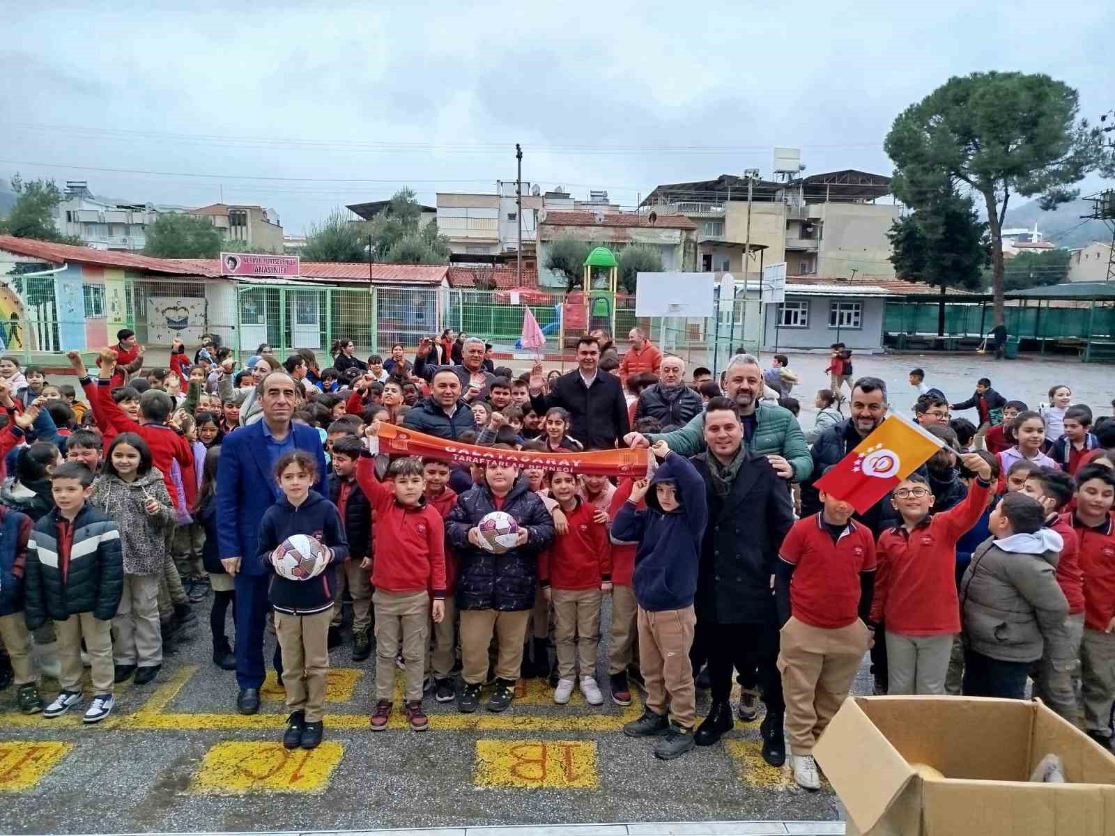 Salihli’de Galatasaraylı taraftarlardan eğitime spor malzemesi desteği
