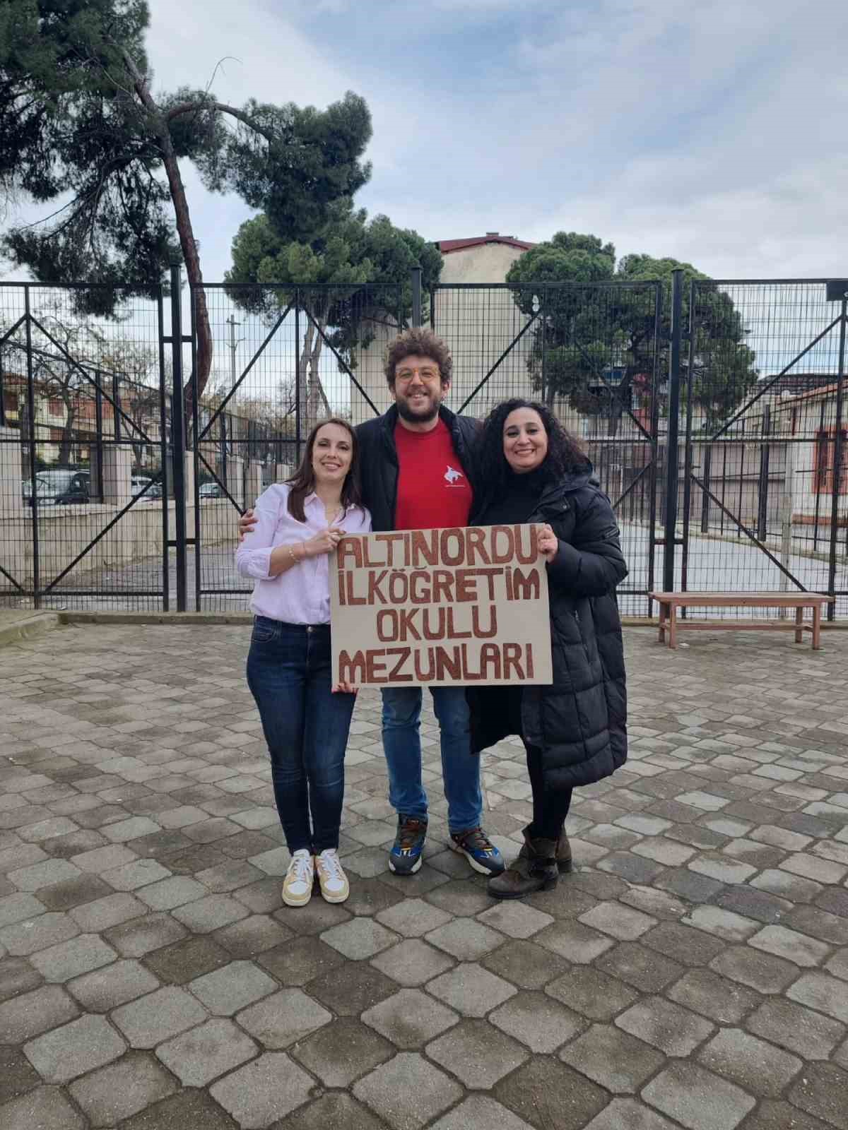 Salihli’de ilkokul mezunları 25 yıl sonra buluştu
