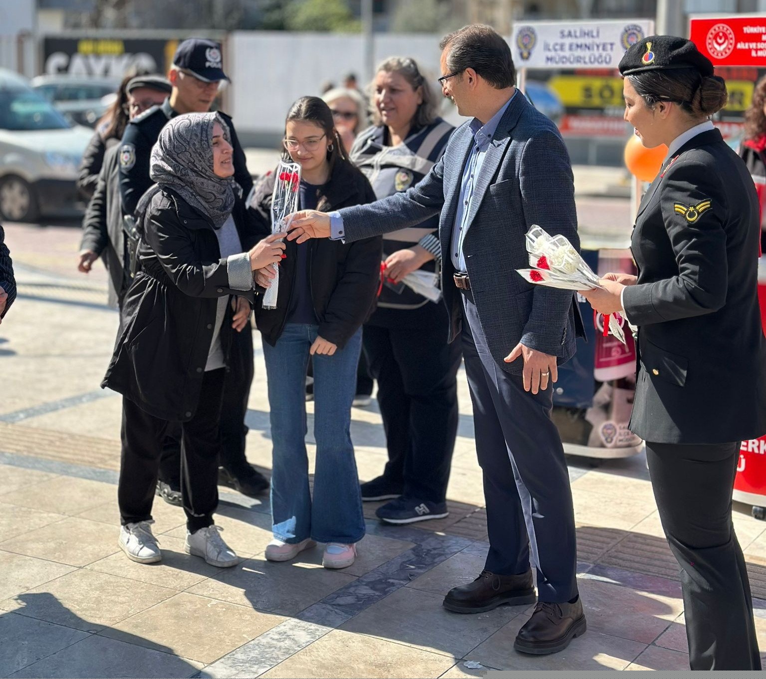 Salihli’de kadına yönelik şiddete karşı bilgilendirme stantları kuruldu
