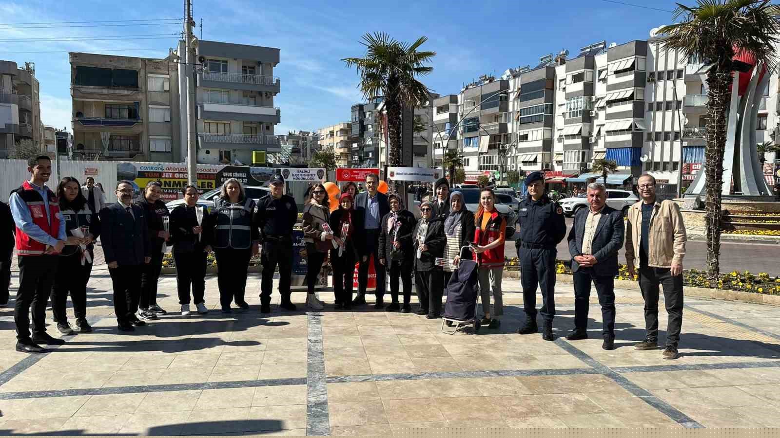 Salihli’de kadına yönelik şiddete karşı bilgilendirme stantları kuruldu
