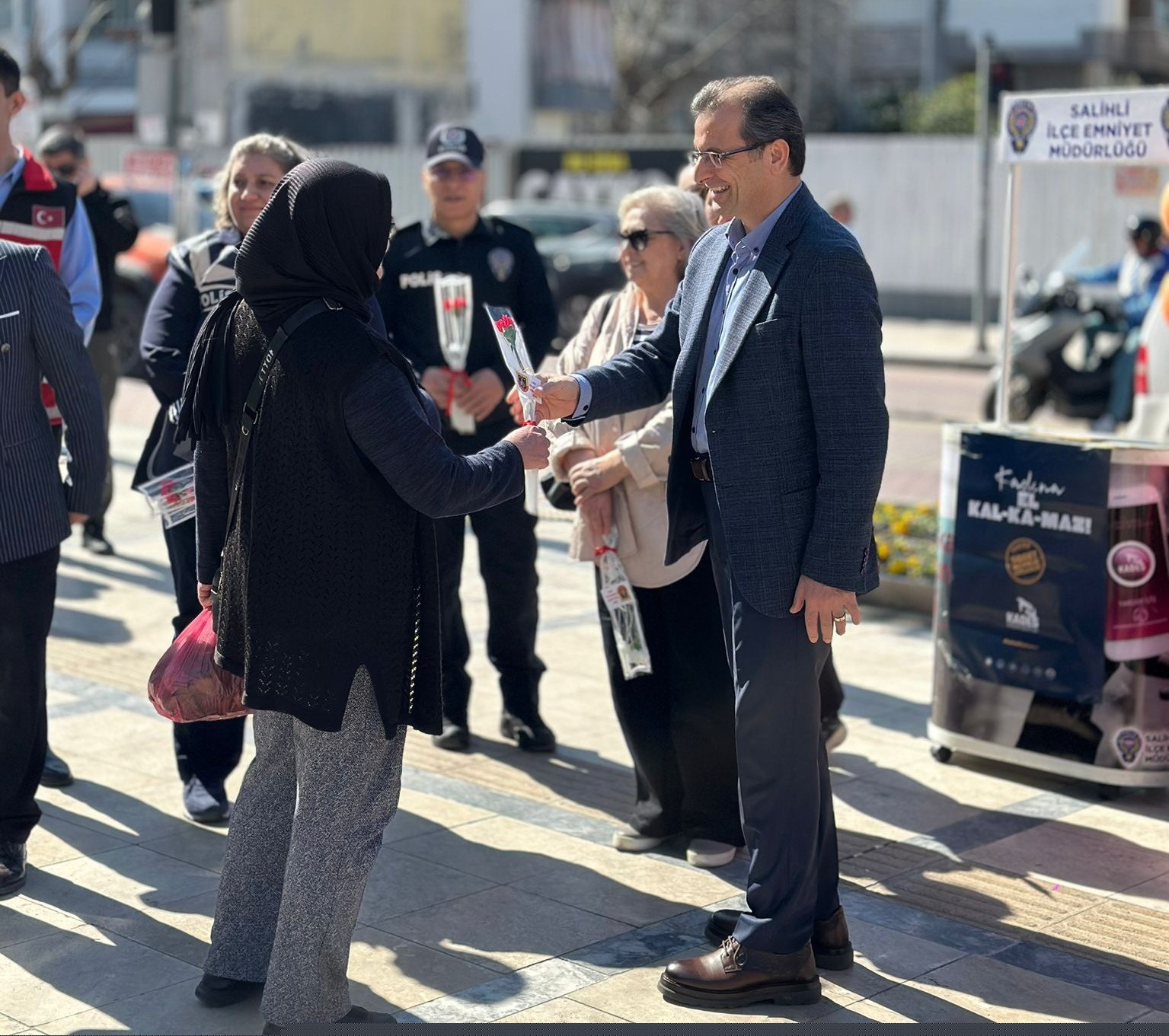 Salihli’de kadına yönelik şiddete karşı bilgilendirme stantları kuruldu
