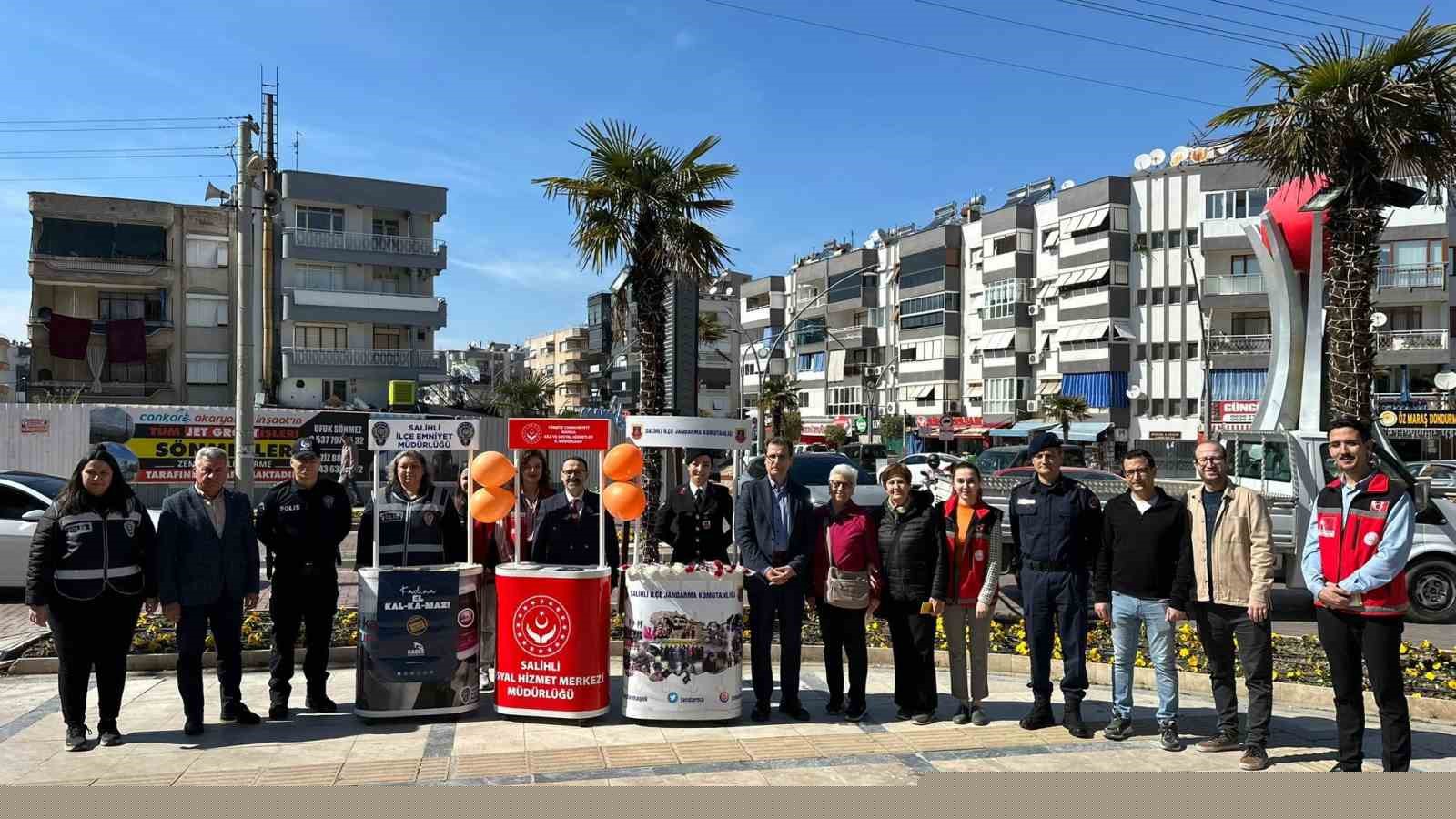 Salihli’de kadına yönelik şiddete karşı bilgilendirme stantları kuruldu
