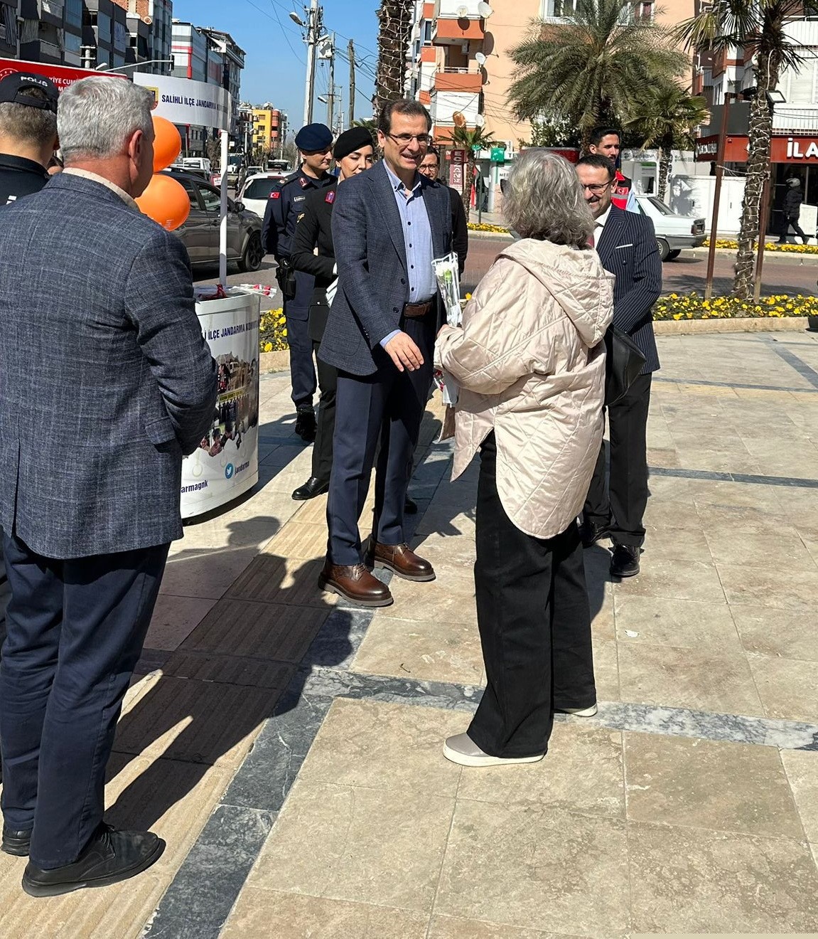 Salihli’de kadına yönelik şiddete karşı bilgilendirme stantları kuruldu
