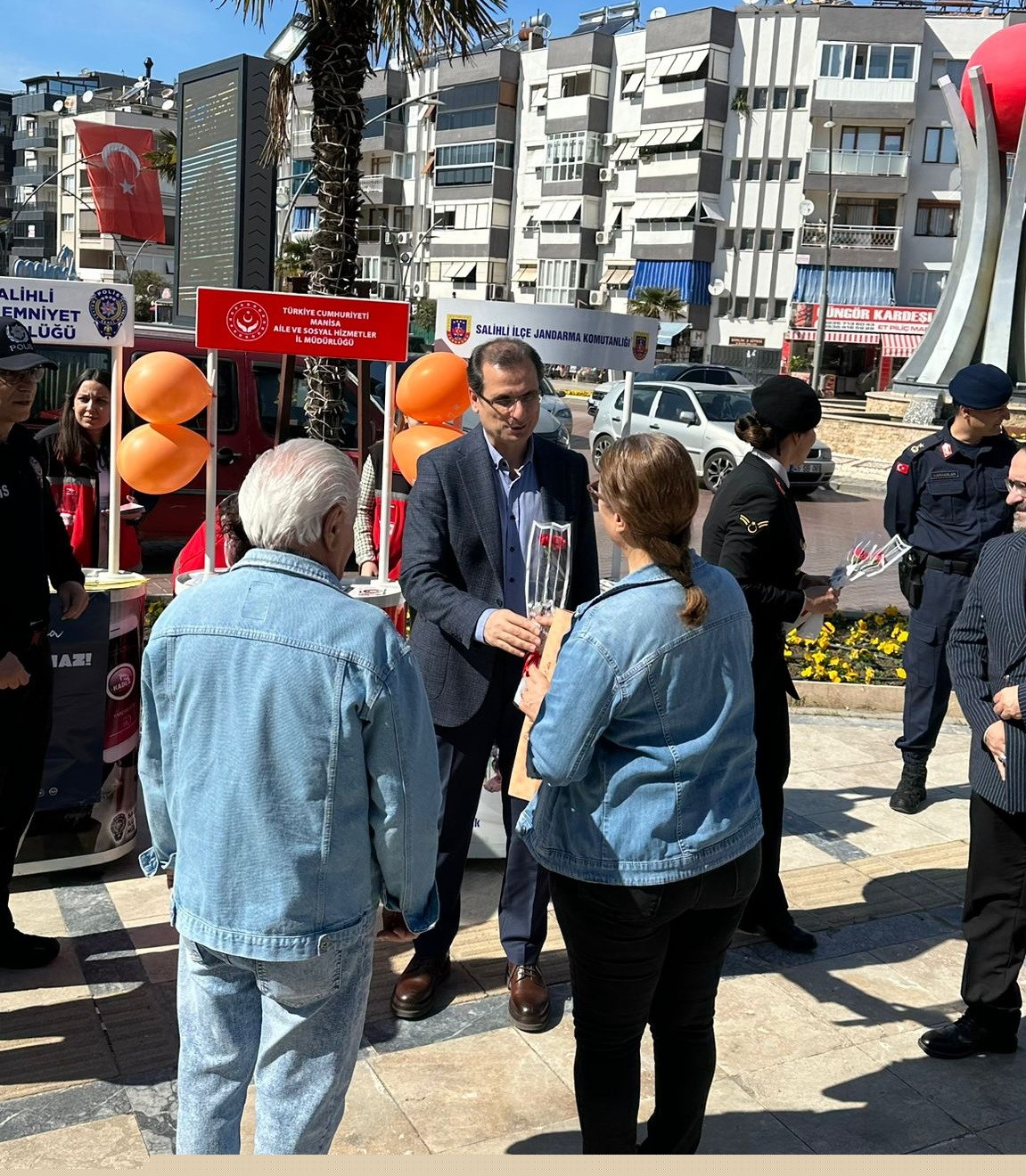 Salihli’de kadına yönelik şiddete karşı bilgilendirme stantları kuruldu
