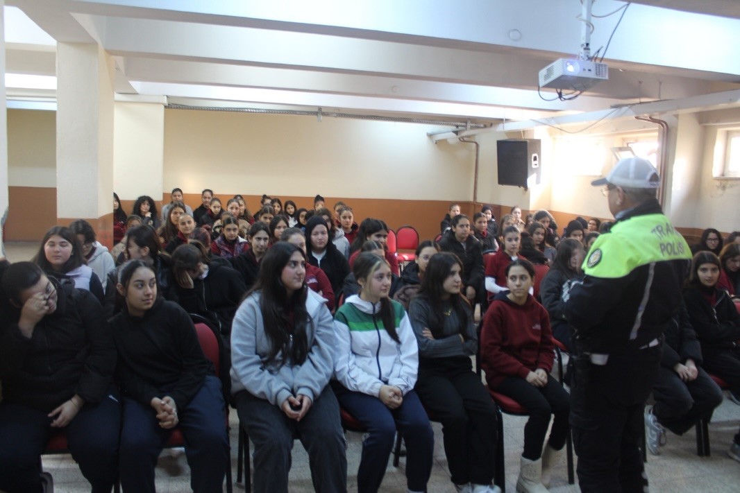 Salihli’de lise öğrencilerine hayat kurtaran trafik eğitimi
