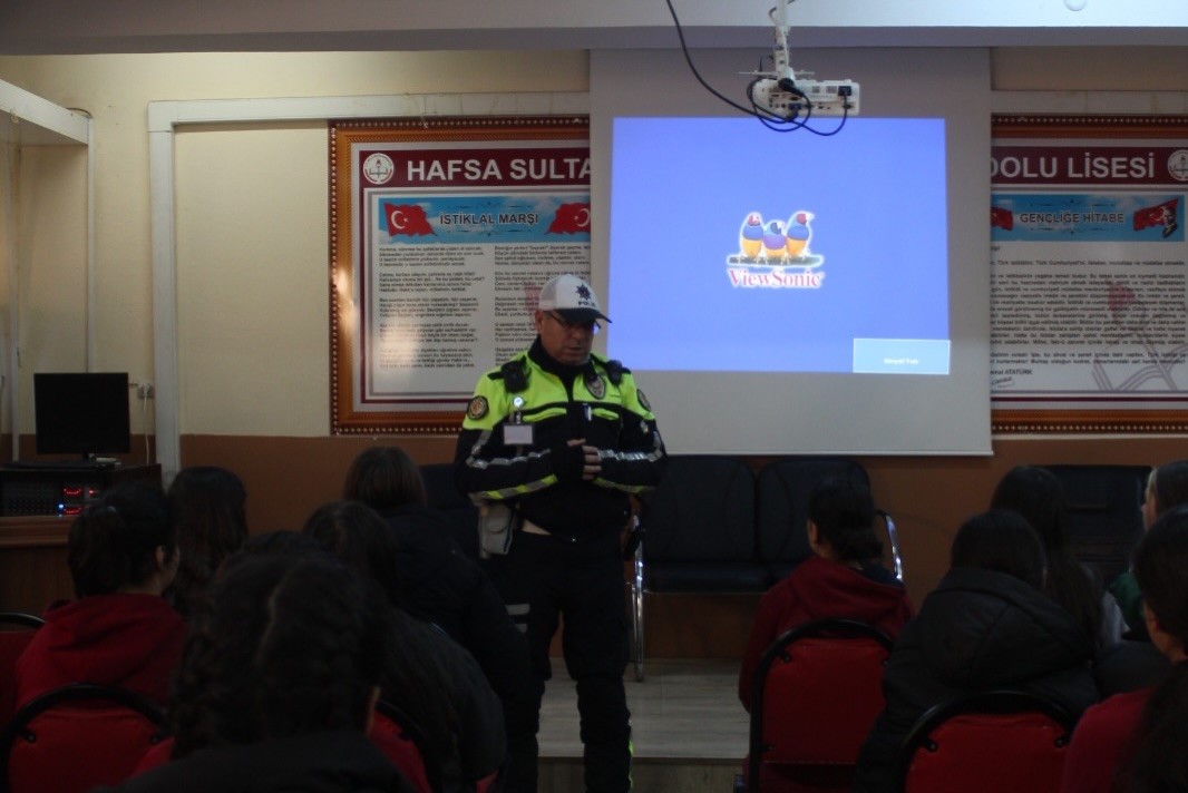 Salihli’de lise öğrencilerine hayat kurtaran trafik eğitimi
